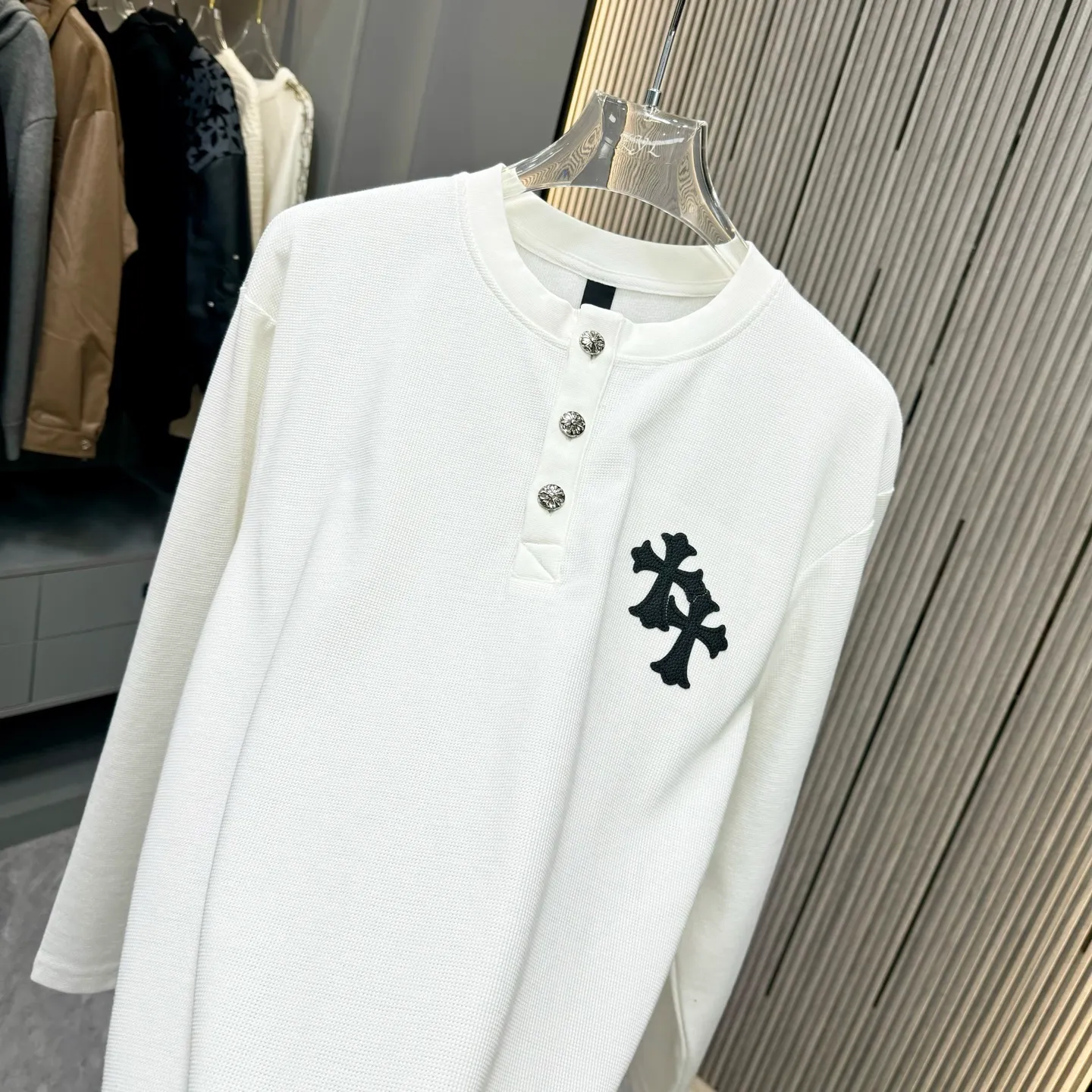 🅿️270 25 New Style🆕Come Hearts Cross Long Sleeve Autumn and Winter King! Chest pockets, collar and cuffs with high weight threads, custom-woven and dyed 330g double yarn waffle fabric, cross steel buckle tags and other accessories are all in the correct version, super conspicuous, super good-looking and super atmospheric, same style for men and women! The overall upper body highlights fashion and individuality, and it is a recommended T-shirt for couples to wear together!! Color: black/white 04 Size: S-XXL